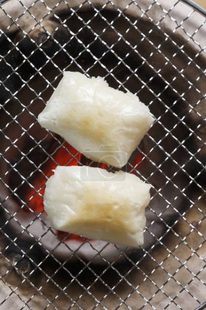 Téléchargez les photos : Vue rapprochée de délicieux gâteaux de riz sur le gril - en image libre de droit