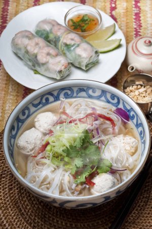 Foto de Fideos de comida asiática con carne y verduras. Comida tradicional japonesa en la mesa - Imagen libre de derechos