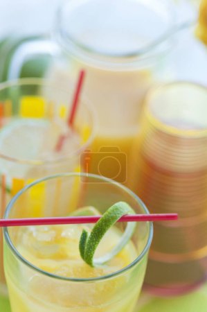 Téléchargez les photos : Verre avec des cocktails frais - en image libre de droit