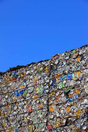 Téléchargez les photos : Concept de recyclage. boîtes métalliques pressées dans la décharge - en image libre de droit