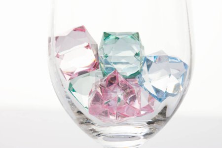 Foto de Gemas de cristal en vidrio sobre fondo blanco - Imagen libre de derechos