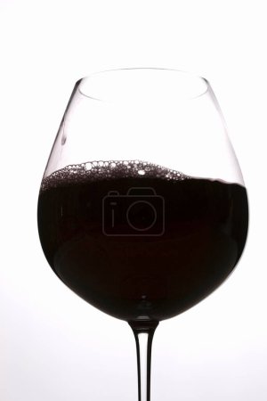 Téléchargez les photos : Vin rouge dans un verre - en image libre de droit