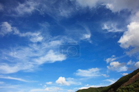 Téléchargez les photos : Beau paysage avec nuages et ciel bleu - en image libre de droit