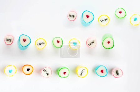 Foto de Coloridos caramelos hechos a mano sobre fondo blanco - Imagen libre de derechos