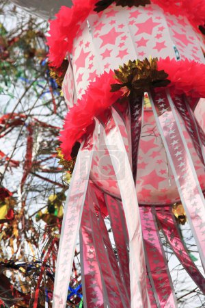 Téléchargez les photos : Belles décorations suspendues dans la rue pendant Tanabata ou festival des étoiles - en image libre de droit