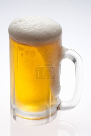 Téléchargez les photos : Verre de bière avec mousse sur le dessus - en image libre de droit