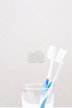 Téléchargez les photos : Brosses à dents en verre sur fond blanc - en image libre de droit