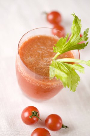 Foto de Fresh tomato juice in glass on table - Imagen libre de derechos