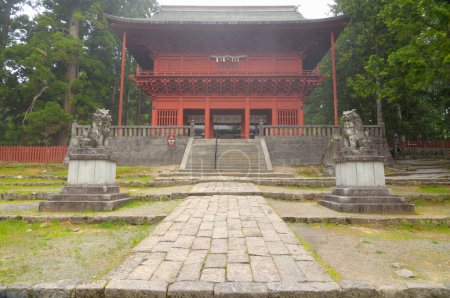Foto de Fachada roja del templo asiático en el parque - Imagen libre de derechos