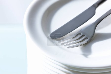 Téléchargez les photos : Assiettes et couverts blancs propres sur la table - en image libre de droit