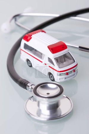 Foto de Estetoscopio con un modelo de coche médico rojo - Imagen libre de derechos