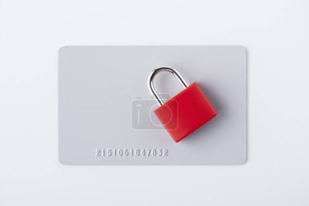Téléchargez les photos : Cadenas et carte de crédit sur fond blanc. concept de paiement sécurisé - en image libre de droit