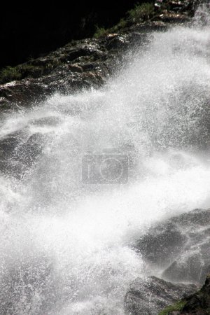Foto de View of waterfall in the mountains - Imagen libre de derechos