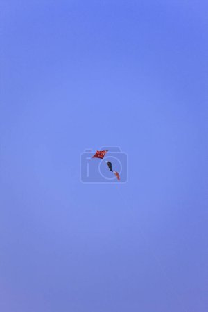 Téléchargez les photos : Cerf-volant volant dans le ciel - en image libre de droit