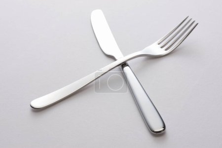 Foto de Cuchillo y tenedor sobre fondo de mesa blanco - Imagen libre de derechos