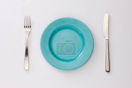 Téléchargez les photos : Fourchette, couteau et assiette sur fond blanc - en image libre de droit
