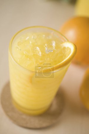 Téléchargez les photos : Jus d'orange frais avec glace et tranche d'orange en verre - en image libre de droit