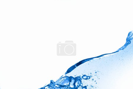 Foto de Salpicadura de agua azul con burbujas sobre fondo blanco - Imagen libre de derechos