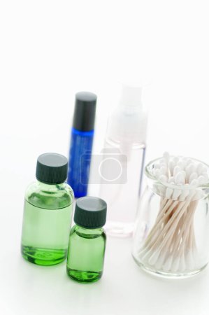 Téléchargez les photos : Ensemble de différents flacons de médicaments avec des produits cosmétiques sur fond blanc - en image libre de droit
