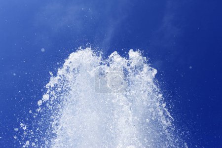 Téléchargez les photos : Des éclaboussures d'eau contre le ciel bleu - en image libre de droit