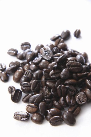 Téléchargez les photos : Pile de grains de café sur fond blanc - en image libre de droit