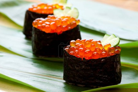 Téléchargez les photos : Gunkan ikura sushi (caviar de saumon) - en image libre de droit
