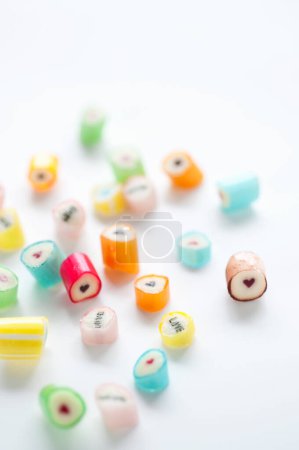 Téléchargez les photos : Bonbons colorés faits à la main sur fond blanc - en image libre de droit