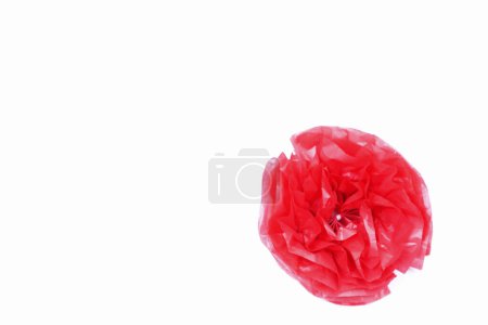 Foto de Lámina de polietileno rojo en forma de flor de rosa aislada sobre fondo blanco - Imagen libre de derechos