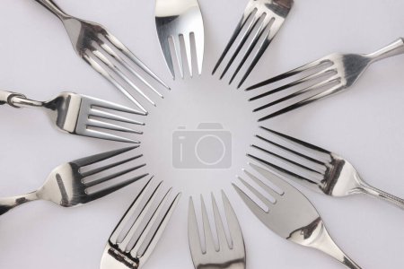Foto de Tenedores de plata sobre fondo blanco - Imagen libre de derechos