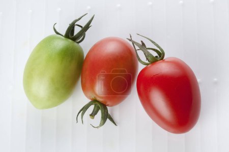 Téléchargez les photos : Tomates biologiques fraîches fond - en image libre de droit