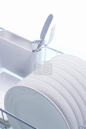 Téléchargez les photos : Récipient vide pour laver la vaisselle sur fond blanc - en image libre de droit