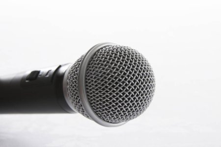 Téléchargez les photos : Close - microphone en gros plan sur fond blanc - en image libre de droit