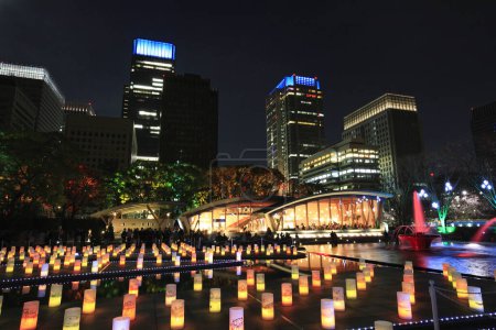 Téléchargez les photos : Belle vue nocturne de la ville moderne avec lumières, concept festif - en image libre de droit