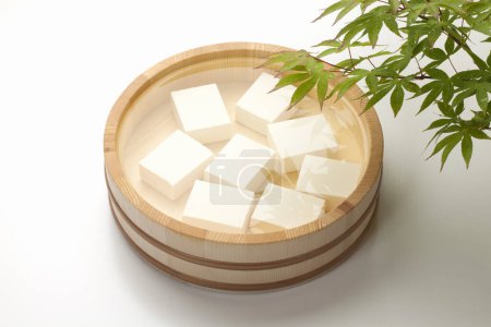 Téléchargez les photos : Tofu de riz japonais traditionnel dans un bol rond aux feuilles vertes - en image libre de droit