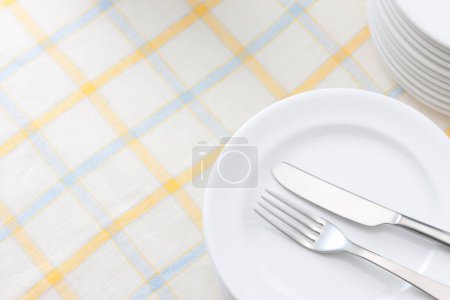 Téléchargez les photos : Plaque blanche avec fourchette et couteau sur la table, vue de dessus - en image libre de droit