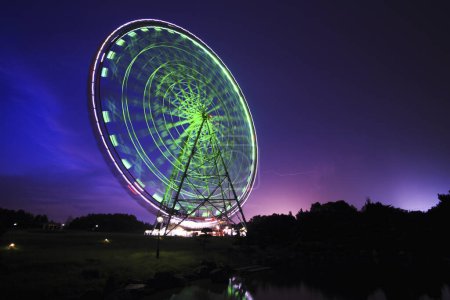 Téléchargez les photos : Grande roue belle vue au crépuscule - en image libre de droit