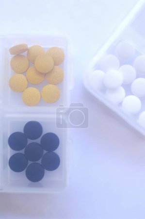 Téléchargez les photos : Vue rapprochée des pilules médicales sur fond blanc. soins de santé et médecine - en image libre de droit