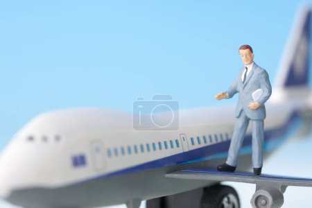 Téléchargez les photos : Figurines miniatures d'hommes d'affaires et modèle d'avion - en image libre de droit