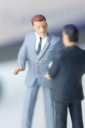 Téléchargez les photos : Poupées miniatures des hommes d'affaires lors de la réunion d'affaires - en image libre de droit