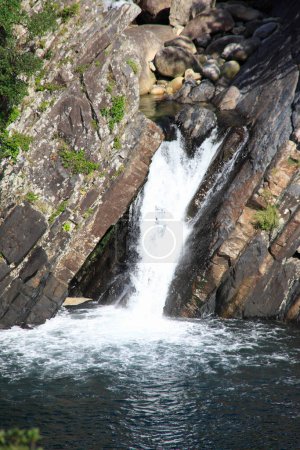 Téléchargez les photos : La cascade des Alpes - en image libre de droit