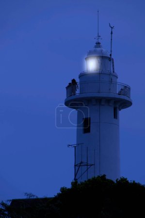Téléchargez les photos : Belle vue sur le phare blanc sur le bord de la mer - en image libre de droit
