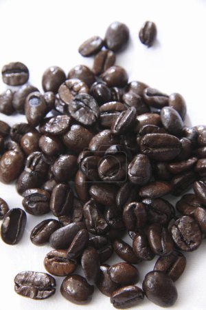 Foto de Pila de granos de café sobre fondo blanco - Imagen libre de derechos
