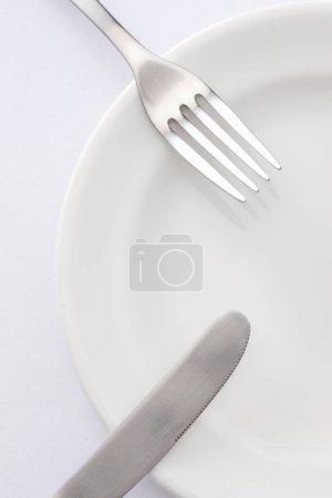 Foto de Tenedor y cuchillo en placa - Imagen libre de derechos