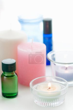 Foto de Juego de diferentes frascos de medicamentos con productos cosméticos sobre fondo blanco - Imagen libre de derechos