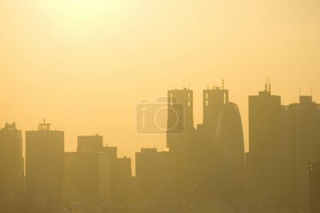 Téléchargez les photos : Magnifique coucher de soleil sur la ville. silhouettes de gratte-ciel sur fond de ciel couchant - en image libre de droit