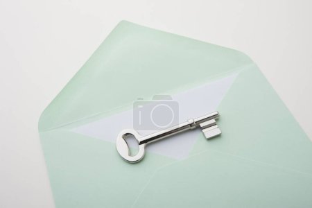 Téléchargez les photos : Enveloppe et clé en acier sur fond, gros plan - en image libre de droit