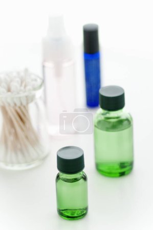 Téléchargez les photos : Ensemble de différents flacons de médicaments avec des produits cosmétiques sur fond blanc - en image libre de droit