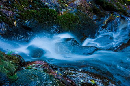 Téléchargez les photos : Belle cascade sur la rivière - en image libre de droit