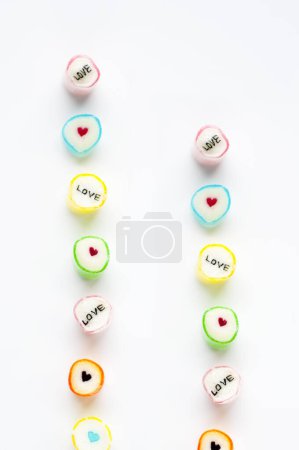 Téléchargez les photos : Bonbons colorés faits à la main sur fond blanc - en image libre de droit