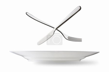 Foto de Placa vacía, tenedor y cuchillo aislados sobre fondo blanco - Imagen libre de derechos